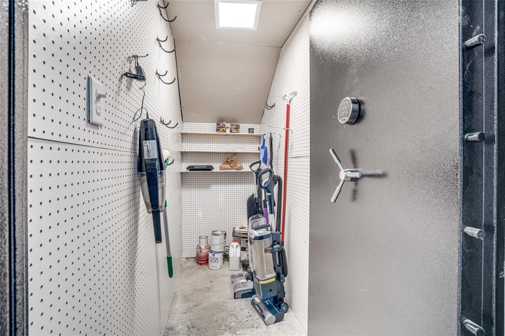 181 Ridgeline Drive Chico, TX 76431 - Photo 14 of 39 a view of walk in closet
