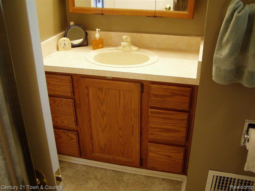 1943 Common Road Warren, MI 48092 - Photo 17 of 25 P1011406.JPG