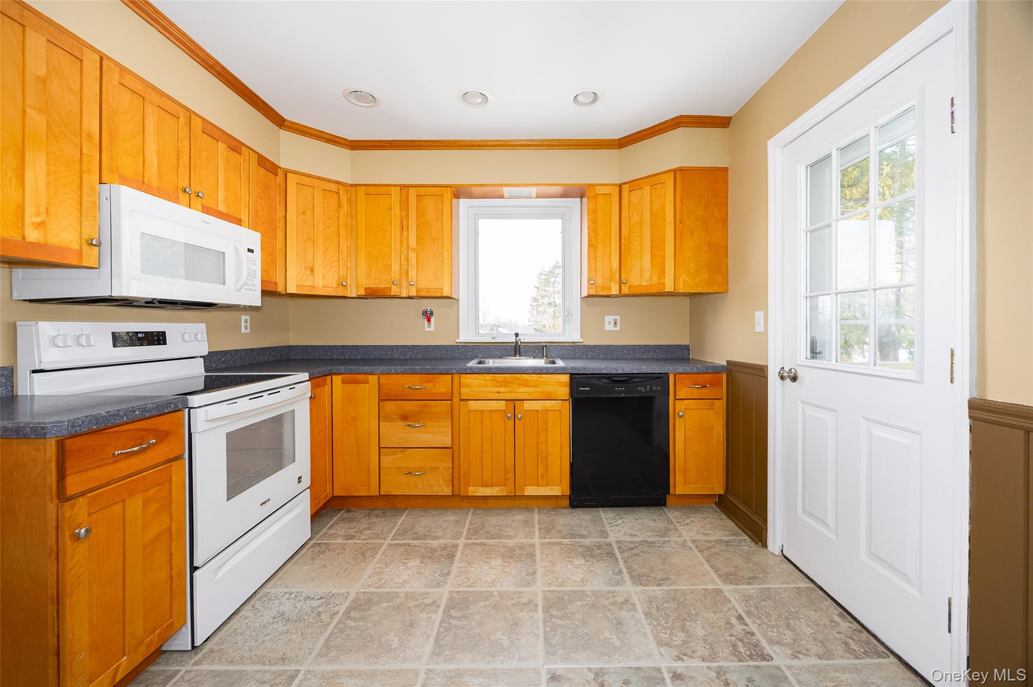 13 Robert Road Poughkeepsie, NY 12603 - Photo 4 of 24