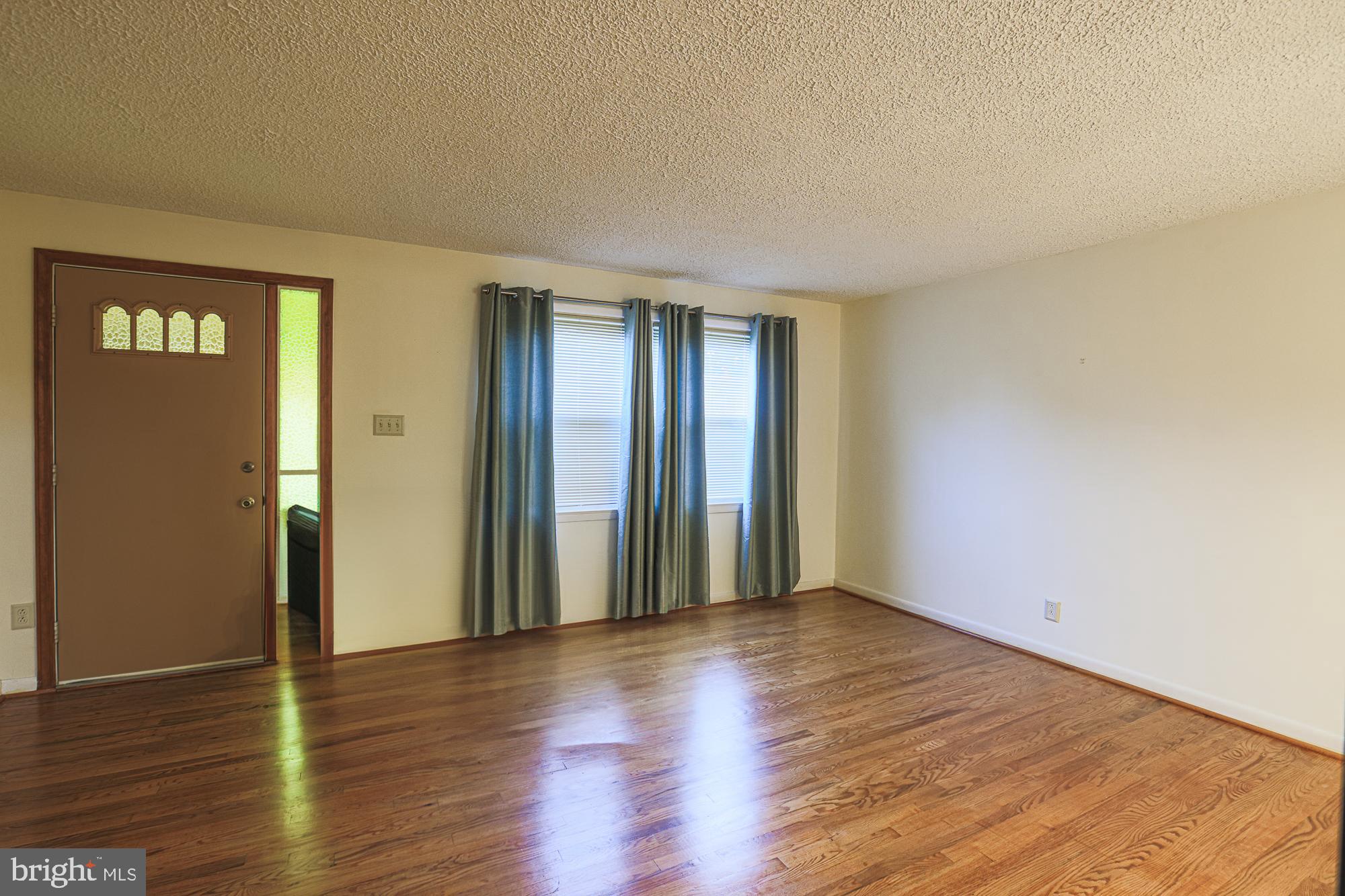 1629 Riverwood Road Baltimore, MD 21221 - Photo 5 of 30 Living Room