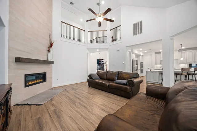 $810,000 | 1021 Lakemont Bend Lane, Pinehurst, TX 77362