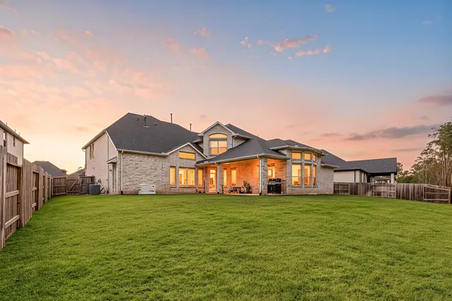 $810,000 | 1021 Lakemont Bend Lane, Pinehurst, TX 77362