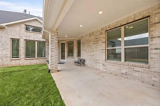 $810,000 | 1021 Lakemont Bend Lane, Pinehurst, TX 77362