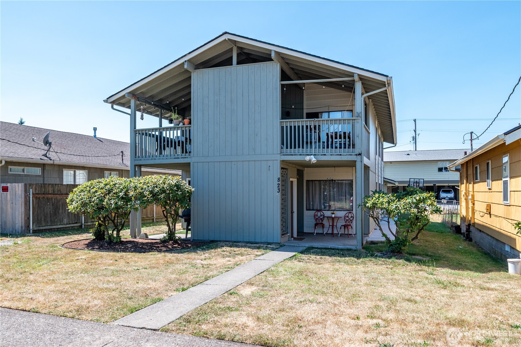 a view of a house with yard