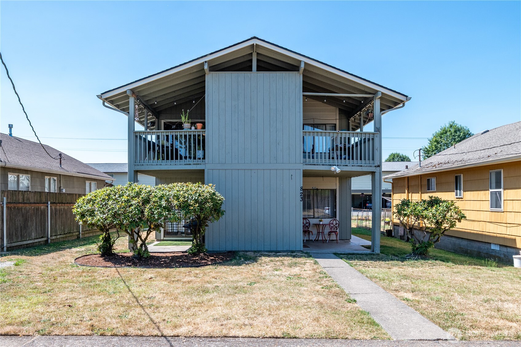 823 8th Avenue Longview, WA 98632 - Photo 2 of 18 a front view of a house with garden