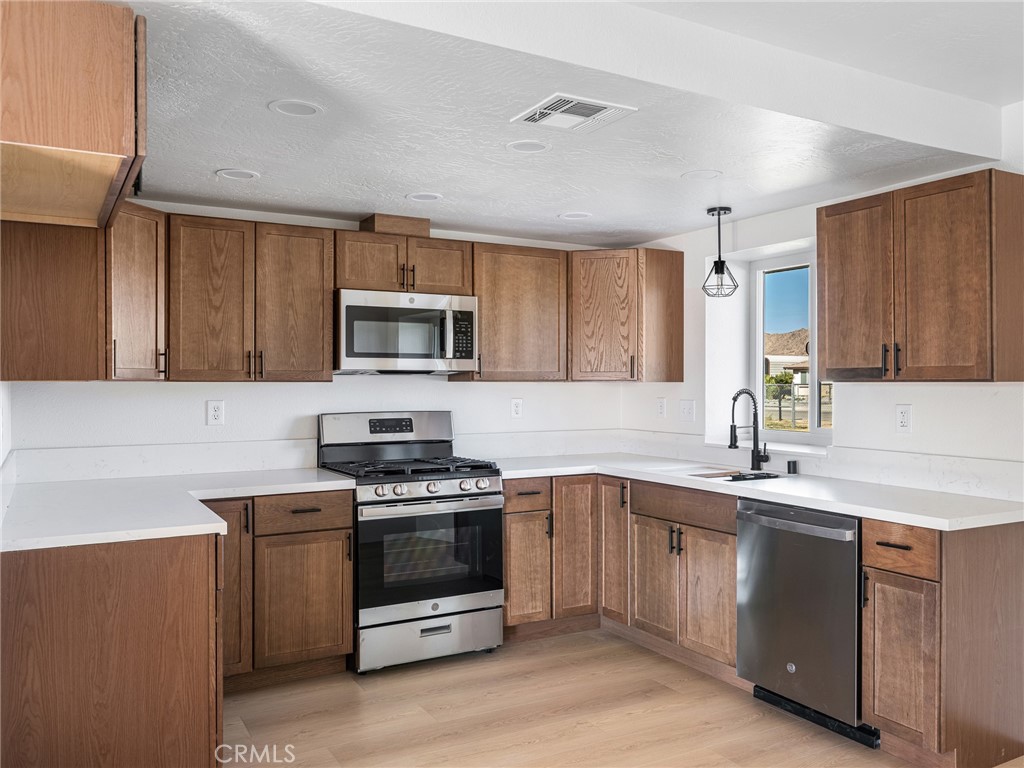 16548 Quinnault Road Apple Valley, CA 92307 - Photo 10 of 38