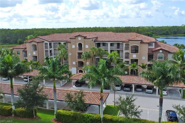 a view of a yard in front of house