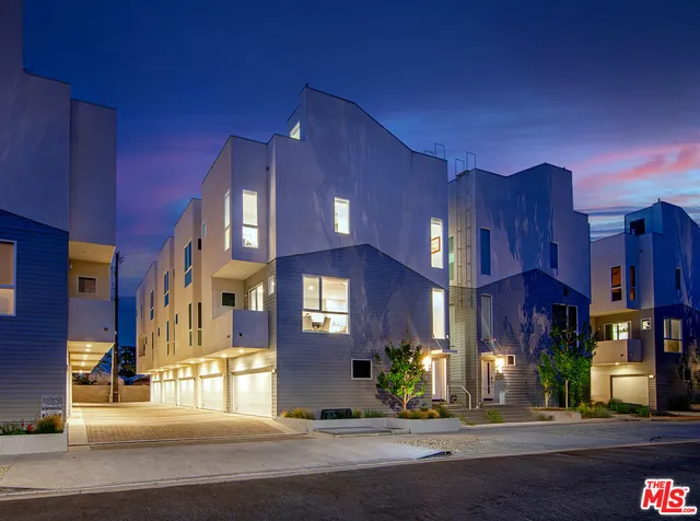 $949,500 | 10919 1/2 Otsego Street, North Hollywood, CA 91601