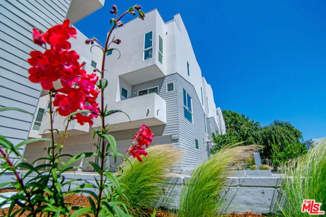 $949,500 | 10919 1/2 Otsego Street, North Hollywood, CA 91601