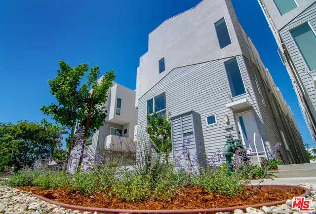 $949,500 | 10919 1/2 Otsego Street, North Hollywood, CA 91601