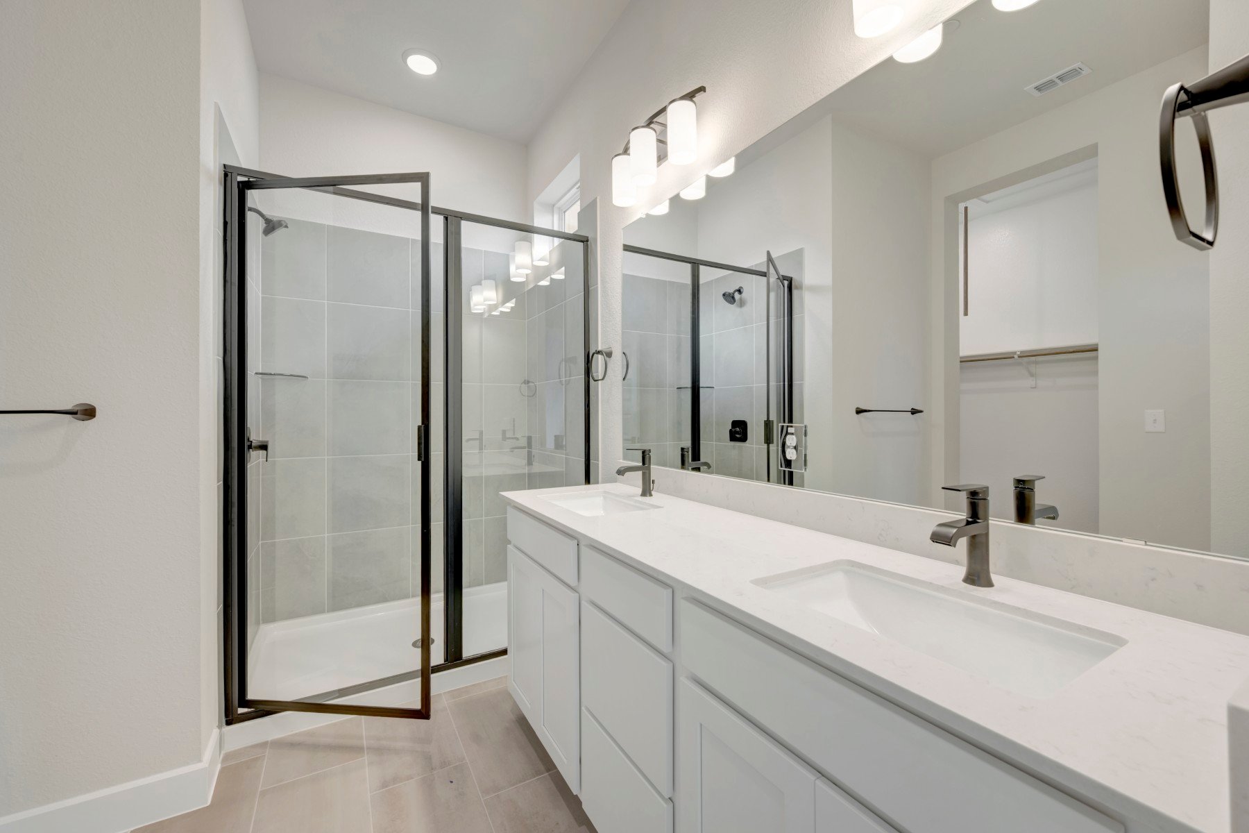 1017 Brickell Loop Austin, TX 78744 - Photo 14 of 31 Owner's Bathroom