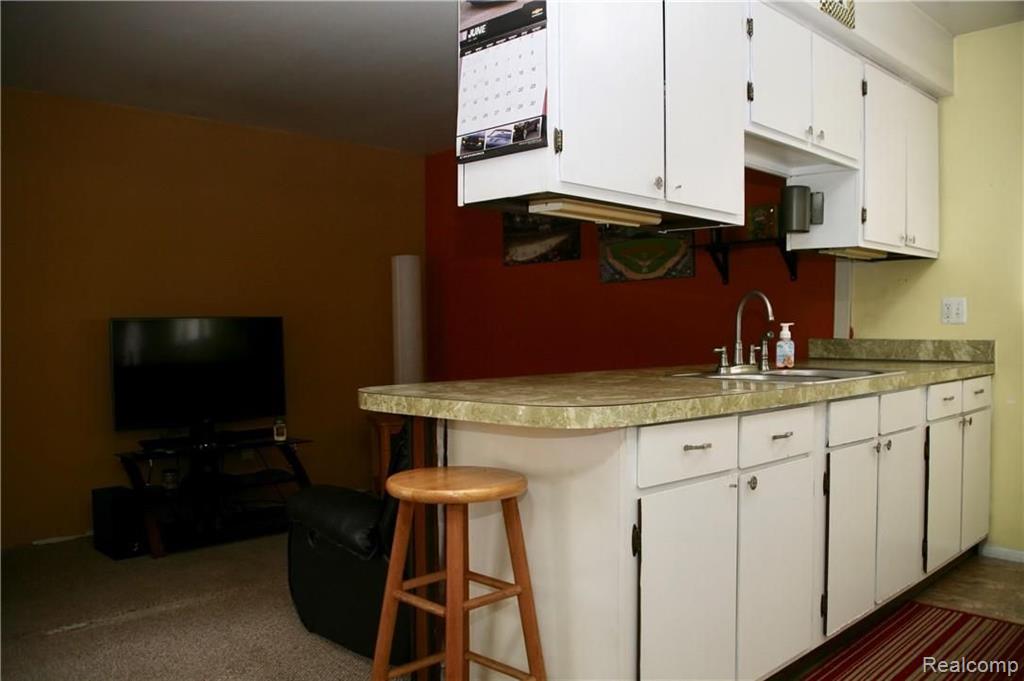 8394 Harding Center Line, MI 48015 - Photo 5 of 16