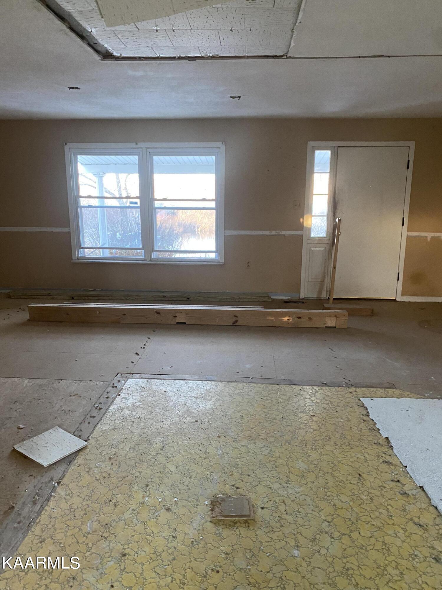 693 Creston Road Crossville, TN 38571 - Photo 9 of 21 Living Room