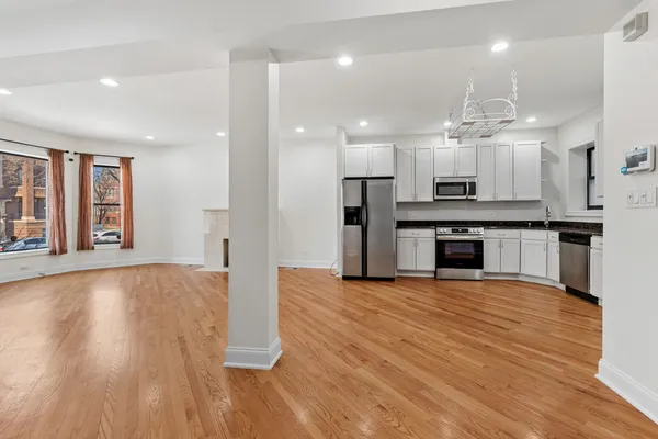 $415,000 | 6209 South University Avenue, Unit 1, Chicago, IL 60637