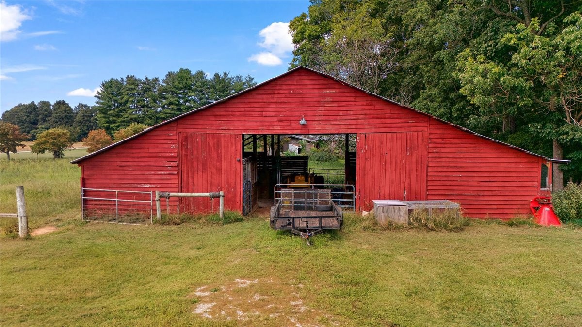 1510 Penile Hill Road Decherd, TN 37324 - Photo 31 of 34 a view of a backyard of the house