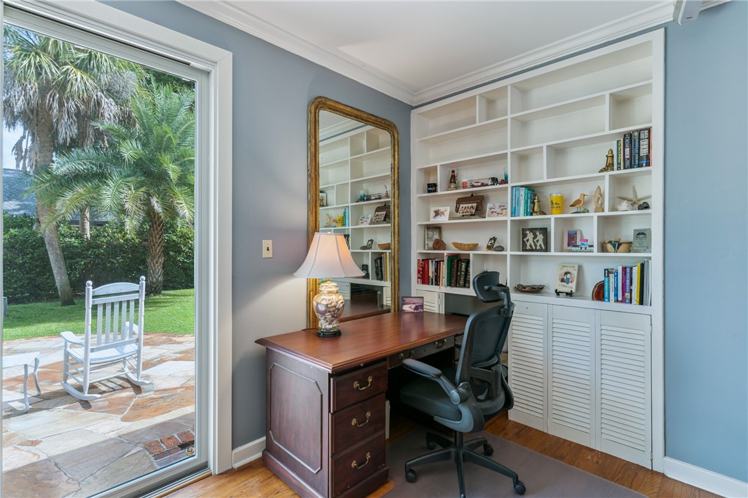 625 May Joe Street St. Simons Island, GA 31522 - Photo 26 of 73 Desk are Family room