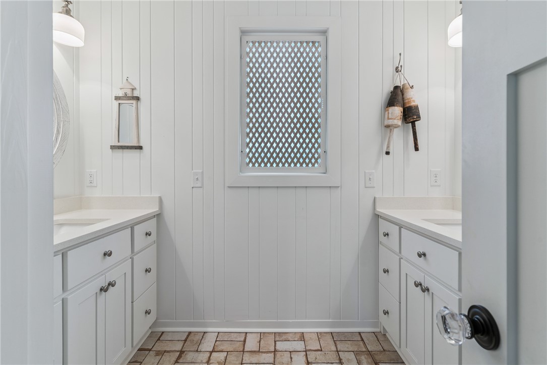 625 May Joe Street St. Simons Island, GA 31522 - Photo 43 of 73 Guest bathroom