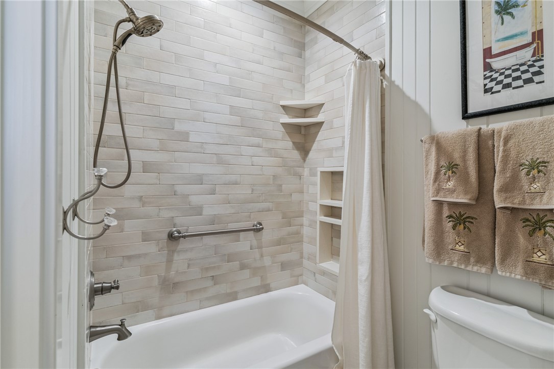 625 May Joe Street St. Simons Island, GA 31522 - Photo 46 of 73 Guest bathroom