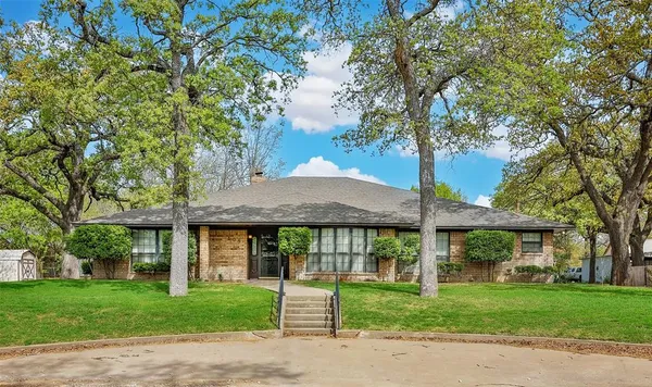 $429,000 | 108 East Evans Street, St. Jo, TX 76265