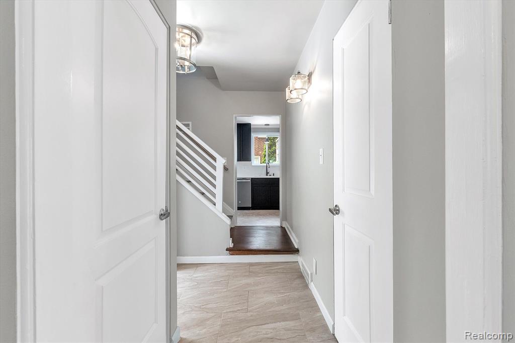1058 Roslyn Road Grosse Pointe Woods, MI 48236 - Photo 7 of 43