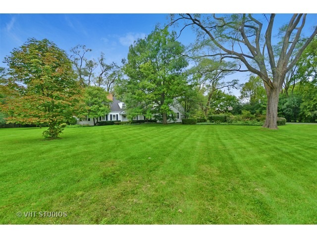 220 Dickens Road Northfield, IL 60093 - Photo 2 of 17 a view of a yard with a tree