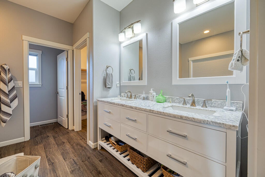 11264 Kestrel Road Klamath Falls, OR 97601 - Photo 13 of 34 Primary Bathroom in Primary Suite