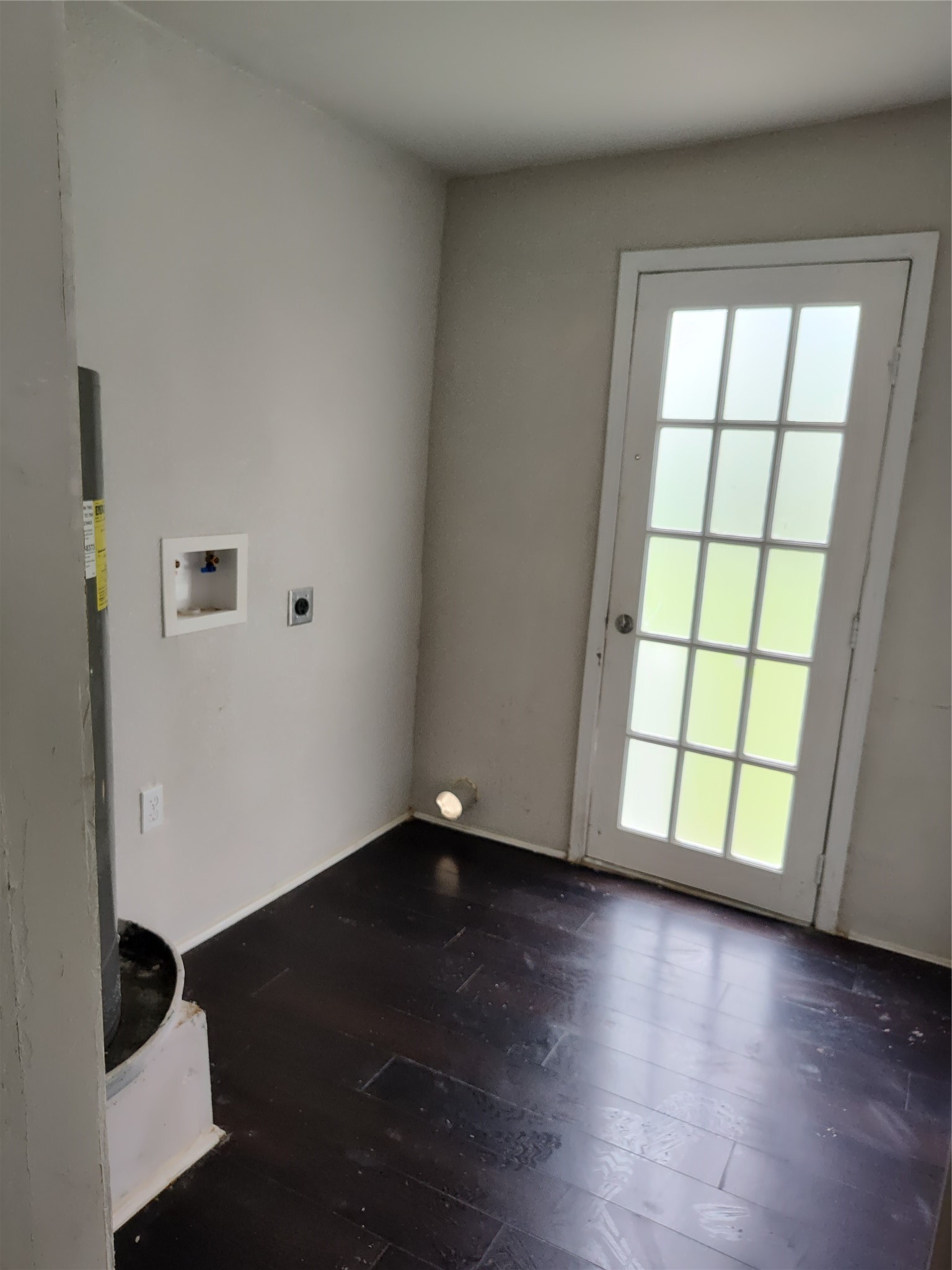 527 West 6th Street Freeport, TX 77541 - Photo 20 of 25 a view of an empty room with wooden floor and a window