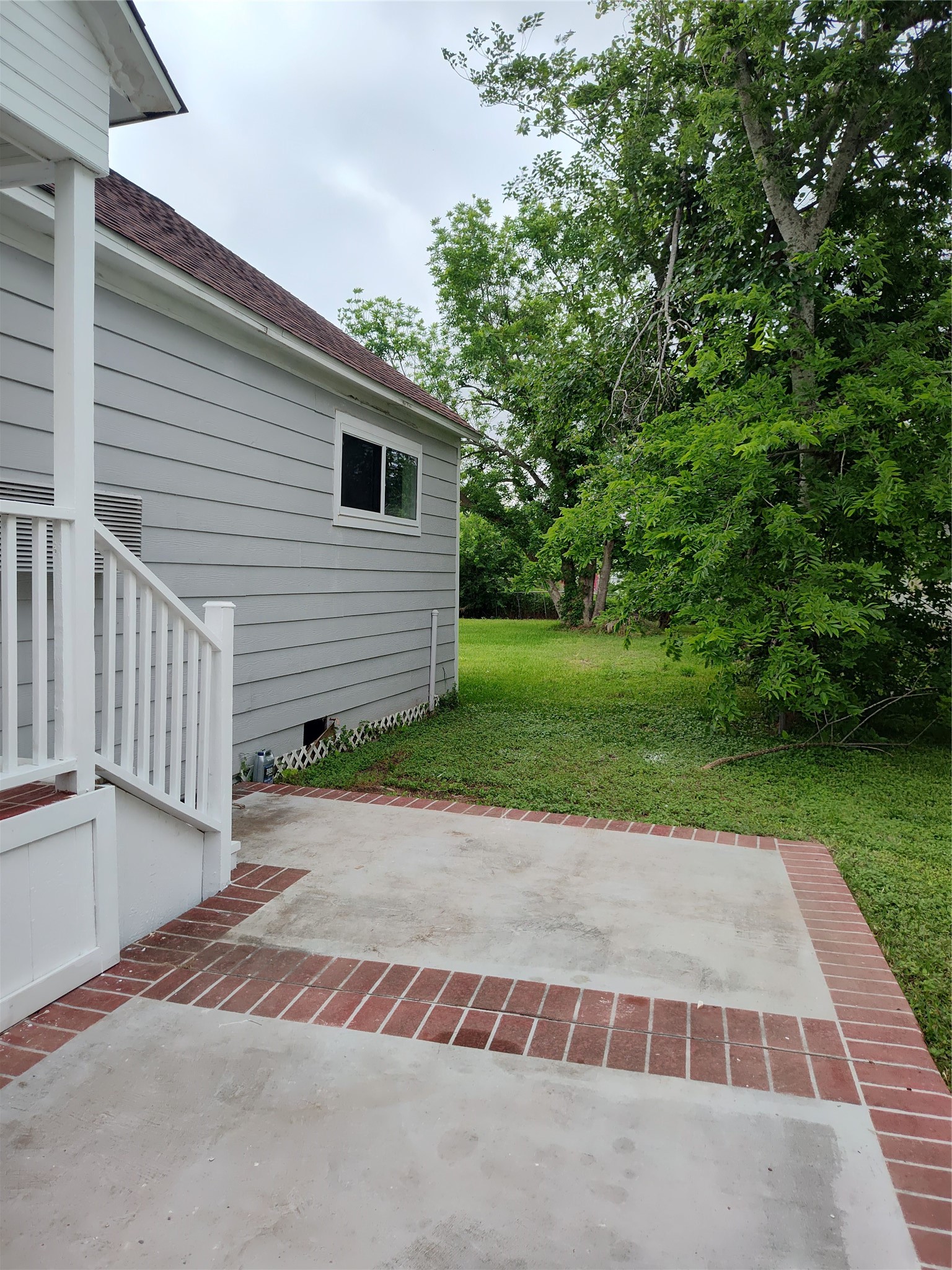 527 West 6th Street Freeport, TX 77541 - Photo 22 of 25 a backyard of a house with lots of green space