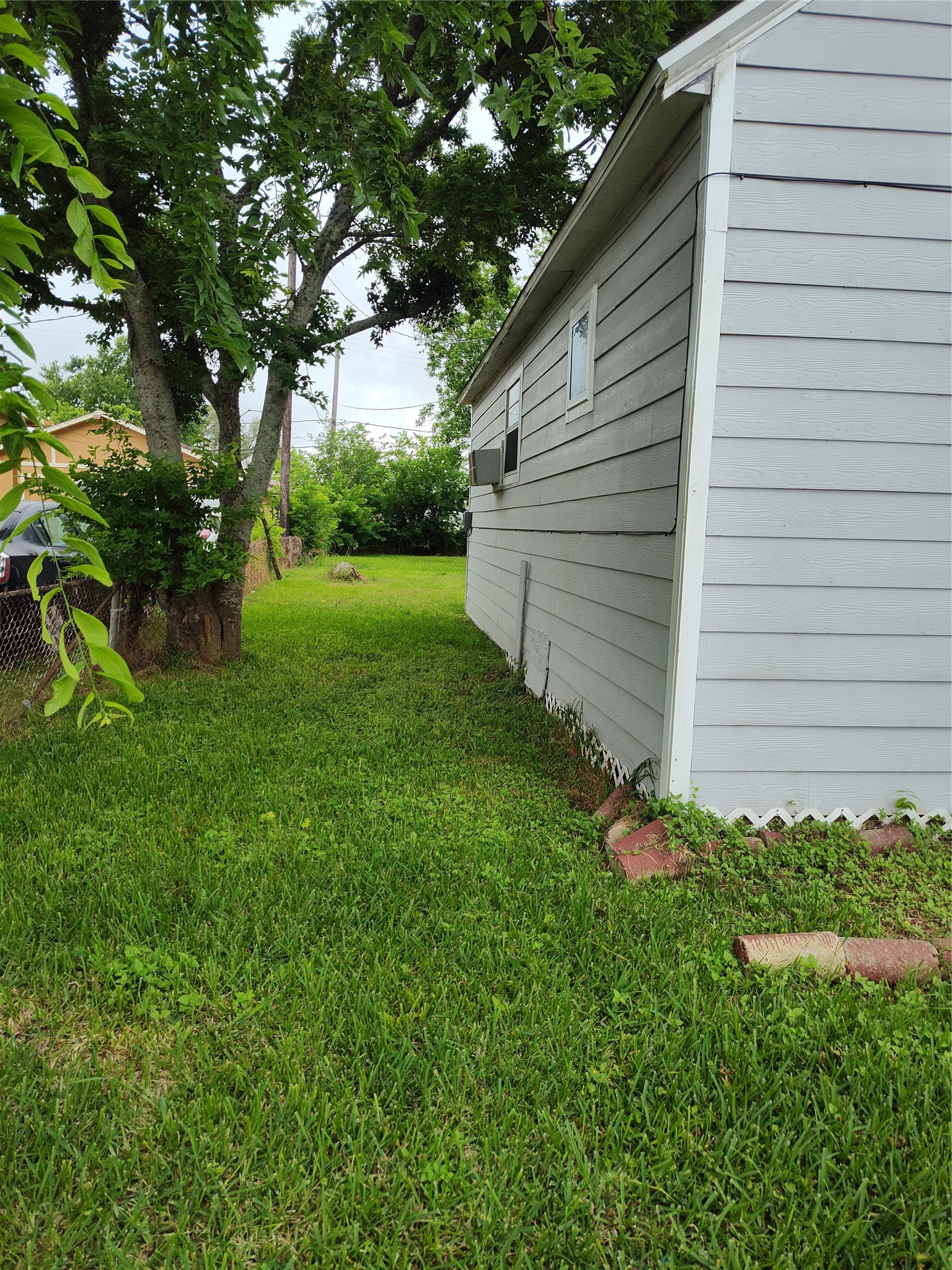 527 West 6th Street Freeport, TX 77541 - Photo 23 of 25 a front view of a house with garden