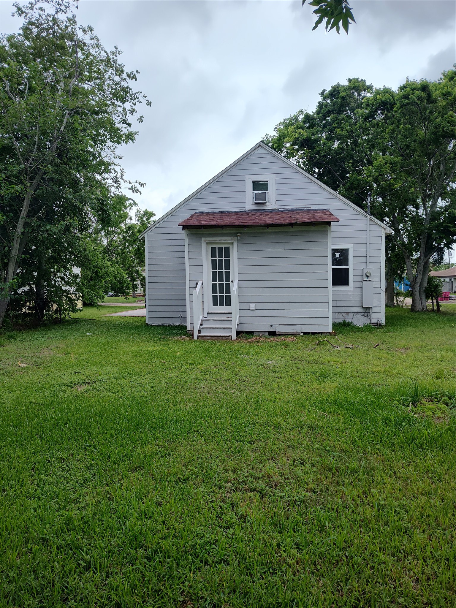 527 West 6th Street Freeport, TX 77541 - Photo 24 of 25 a small barn in front of a house with a yard