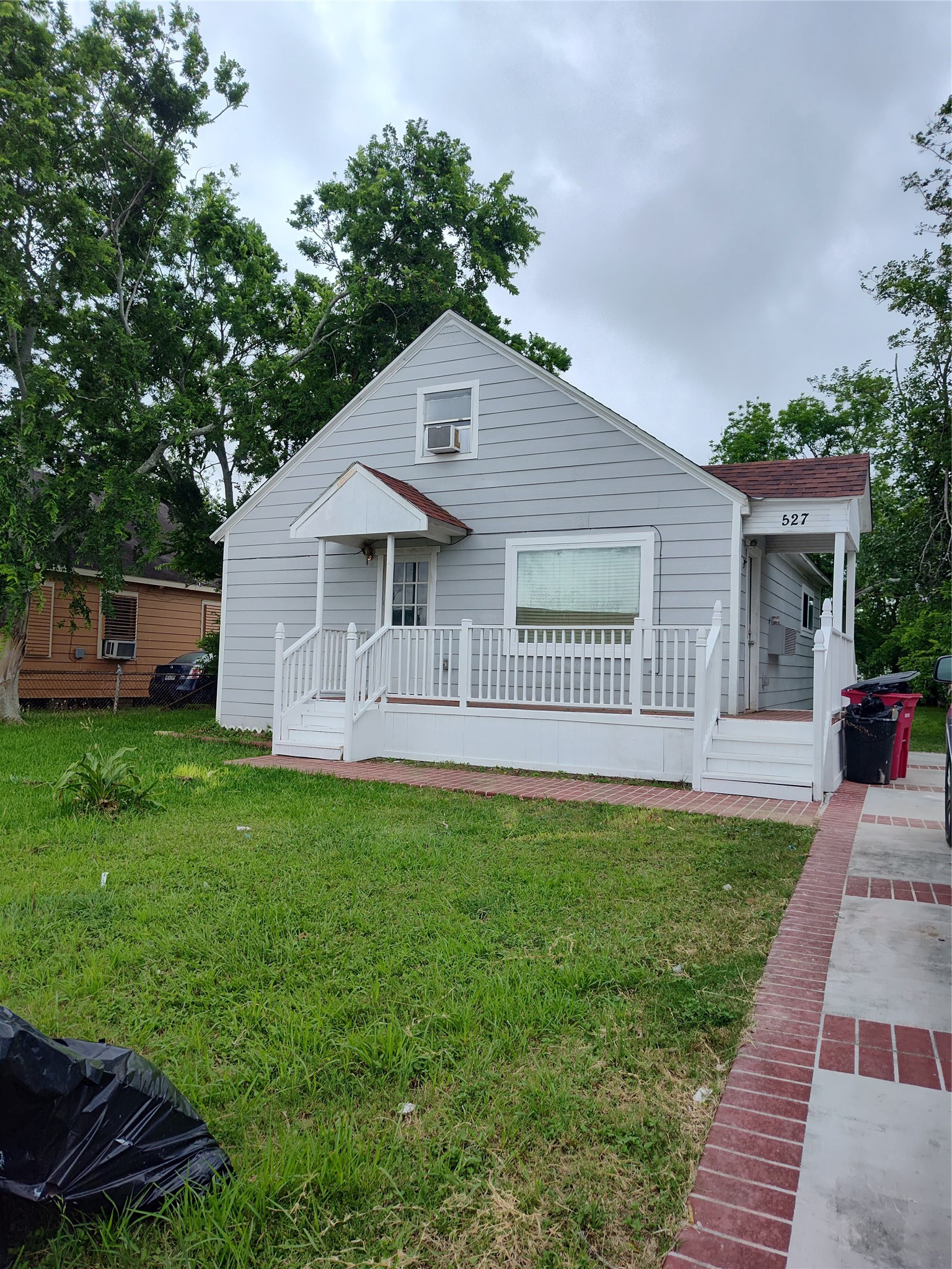 527 West 6th Street Freeport, TX 77541 - Photo 4 of 25 a front view of house with yard and green space