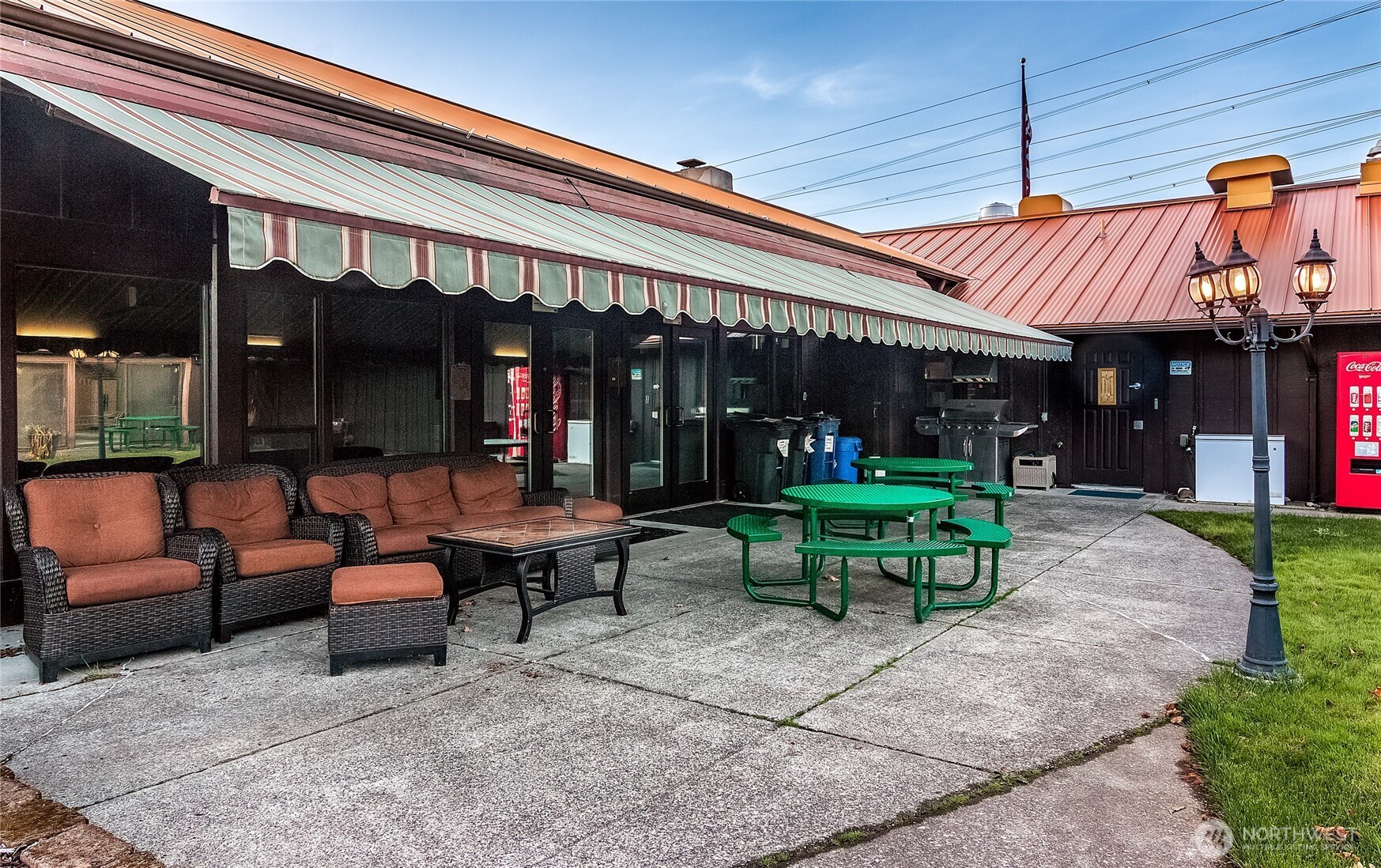 2101 South 324th Street, Unit 53 Federal Way, WA 98003 - Photo 35 of 38 a view of a chairs and tables in patio of a building