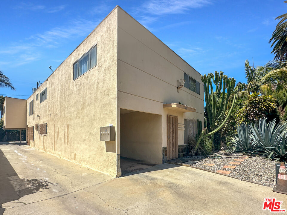 2841 South Sycamore Avenue, Unit 3 Los Angeles, CA 90016 - Photo 16 of 16 a view of a house with a backyard