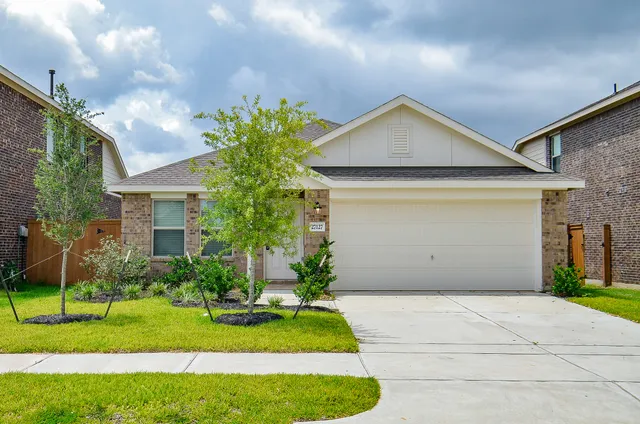 a front view of house with garage and yard