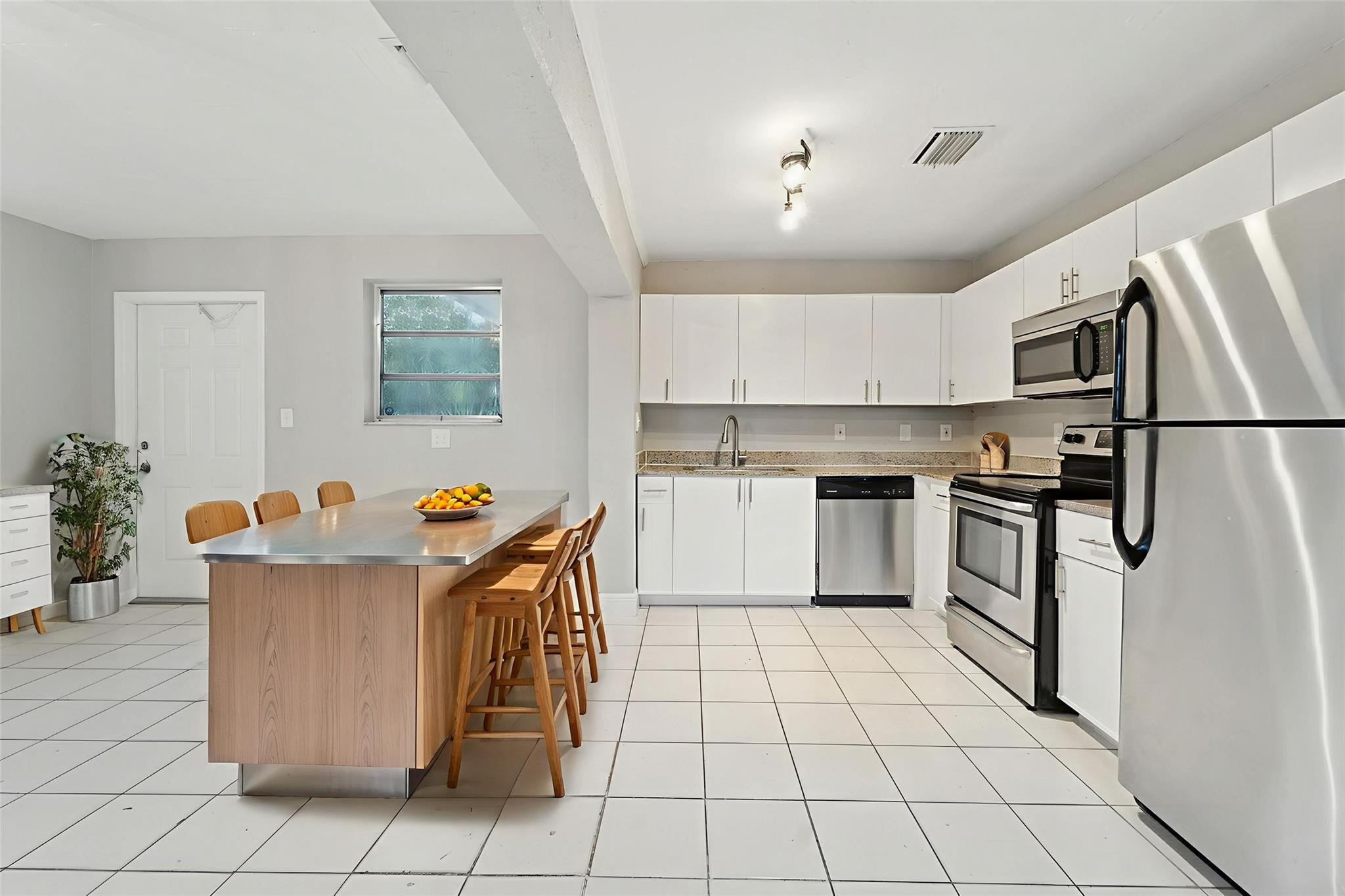 6851 Raleigh Street Hollywood, FL 33024 - Photo 6 of 27 Virtually Staged
