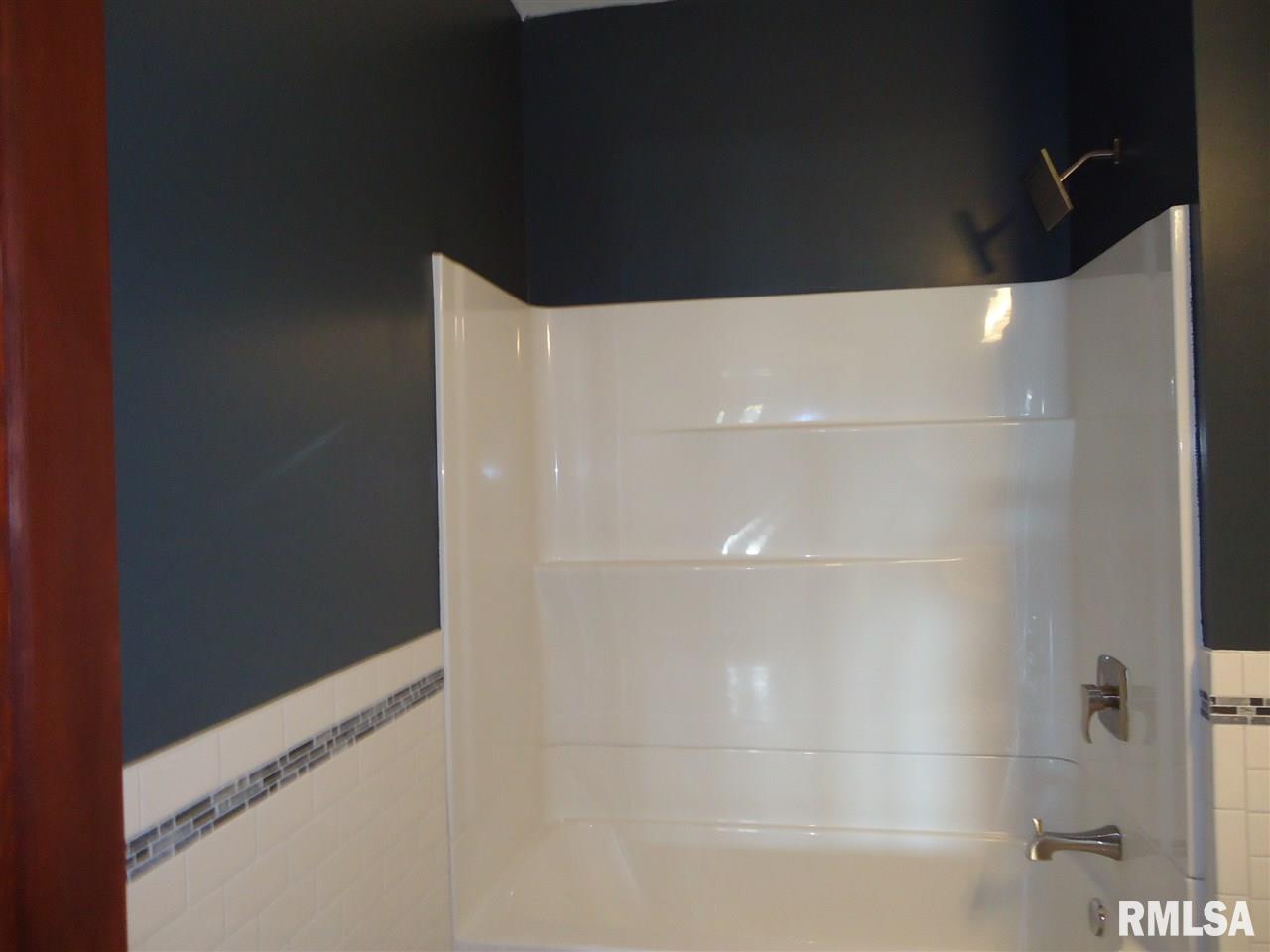 2926 Rockingham Road Davenport, IA 52802 - Photo 11 of 17 Gallery Image 11