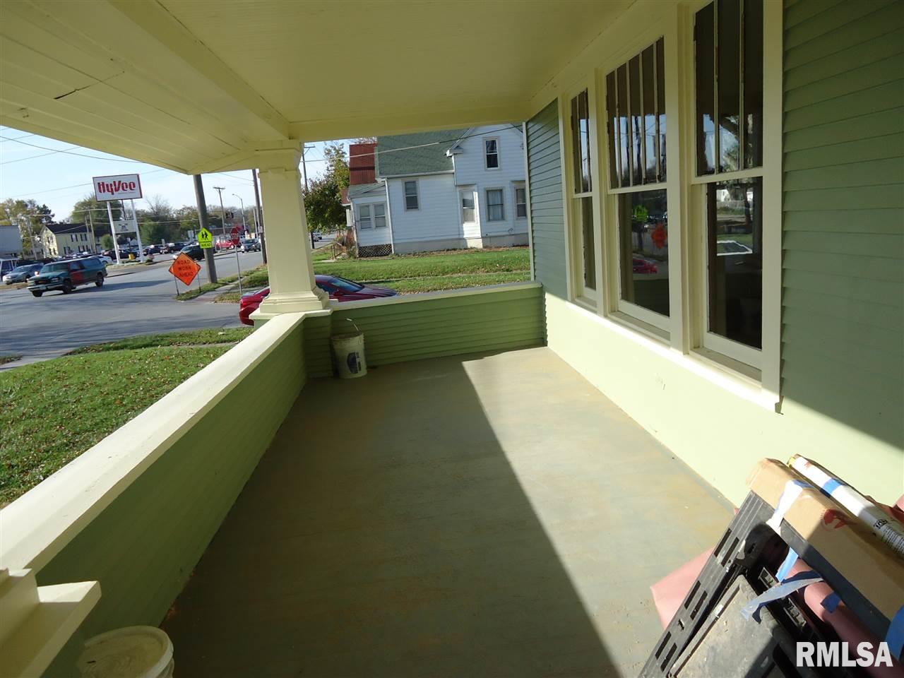 2926 Rockingham Road Davenport, IA 52802 - Photo 2 of 17 Gallery Image 2
