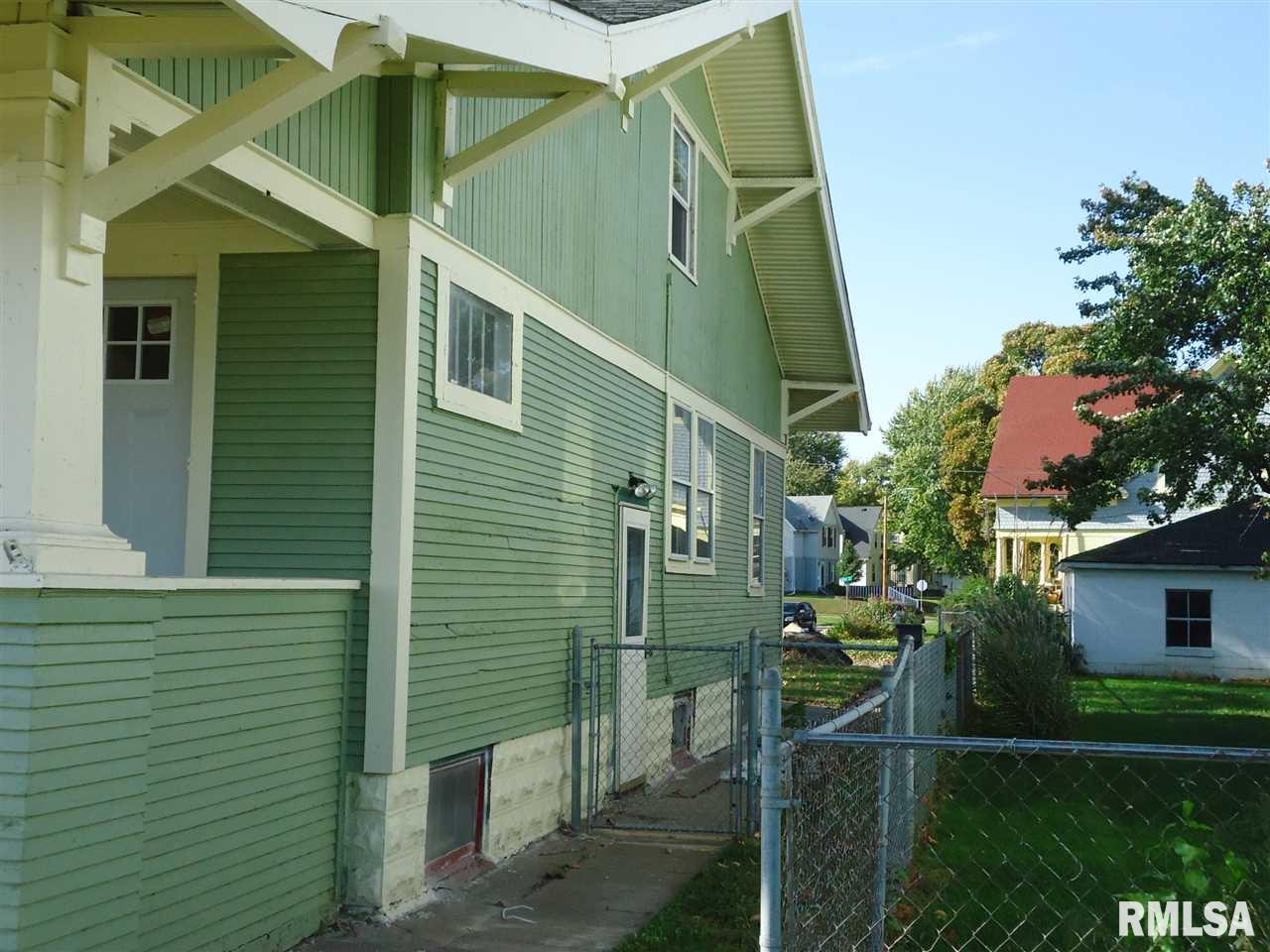 2926 Rockingham Road Davenport, IA 52802 - Photo 3 of 17 Gallery Image 3