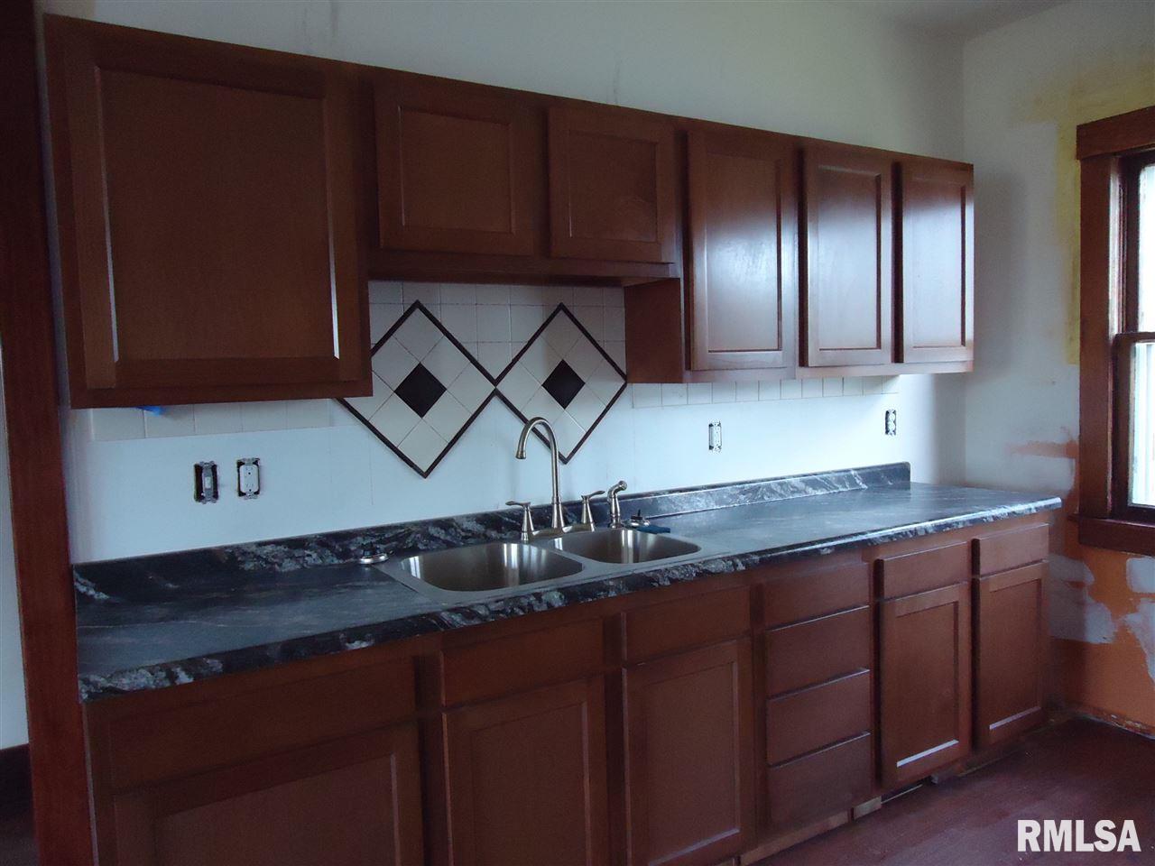 2926 Rockingham Road Davenport, IA 52802 - Photo 5 of 17 Gallery Image 5