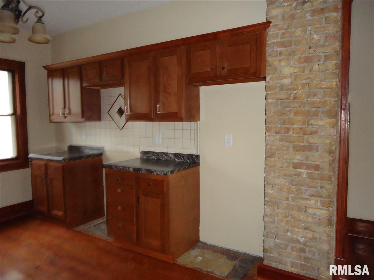 2926 Rockingham Road Davenport, IA 52802 - Photo 6 of 17 Gallery Image 6
