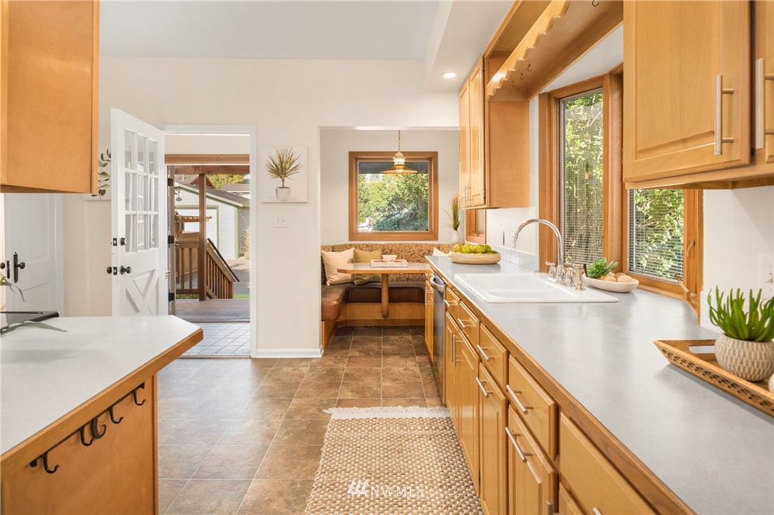 6048 49th Avenue Southwest Seattle, WA 98136 - Photo 12 of 36 Gallery Image 12