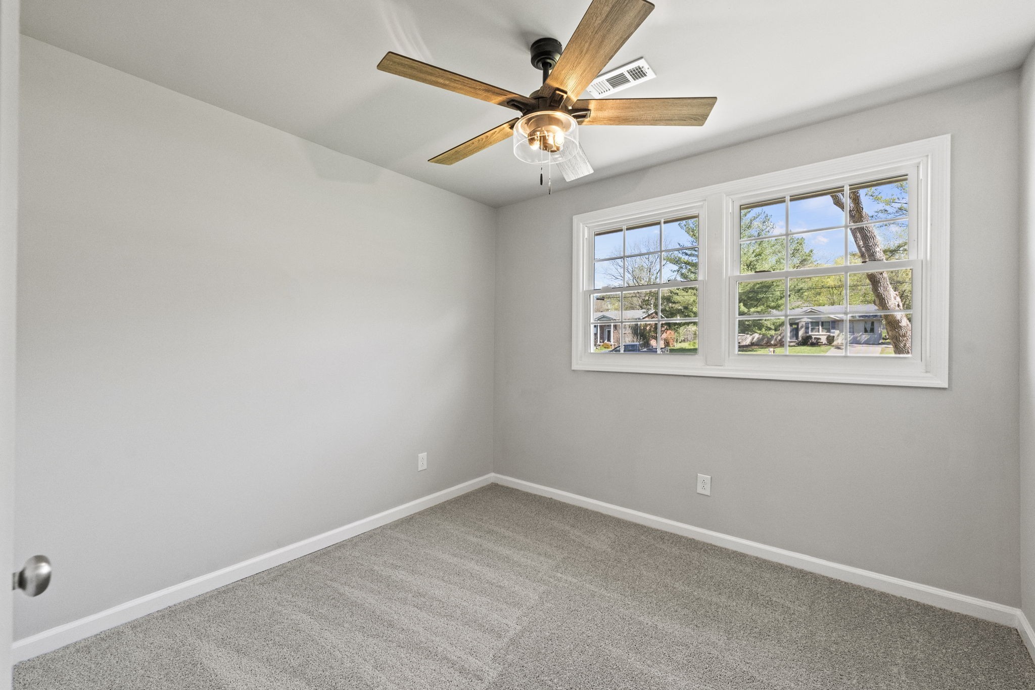 128 South Valley Road Hendersonville, TN 37075 - Photo 18 of 30 an empty room with a window