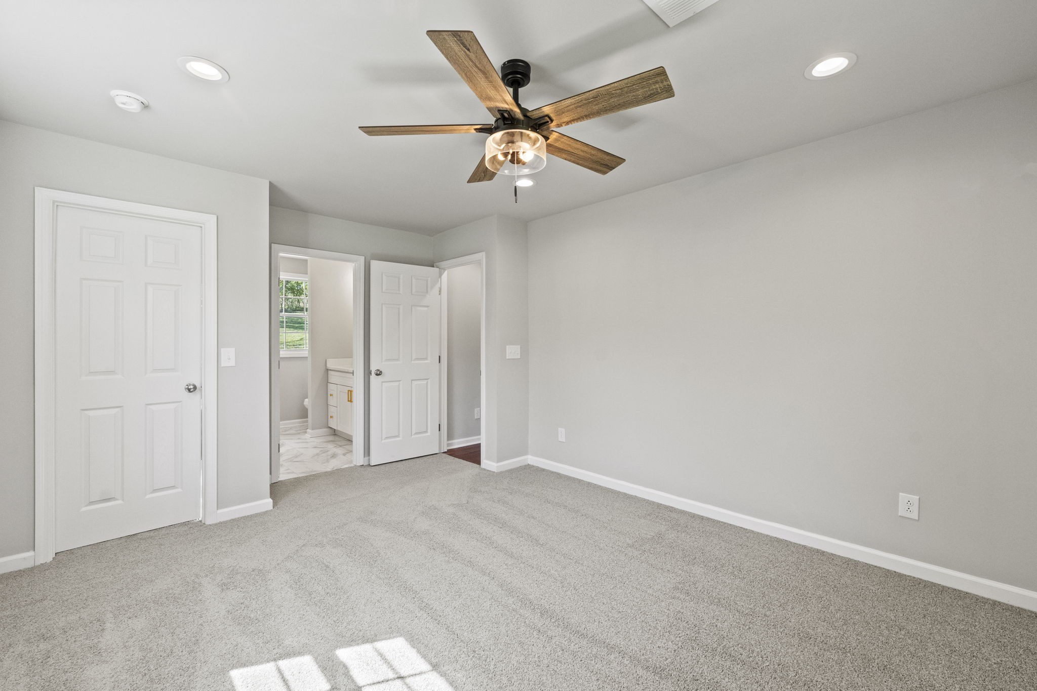 128 South Valley Road Hendersonville, TN 37075 - Photo 21 of 30 an empty room with closet and ceiling fan