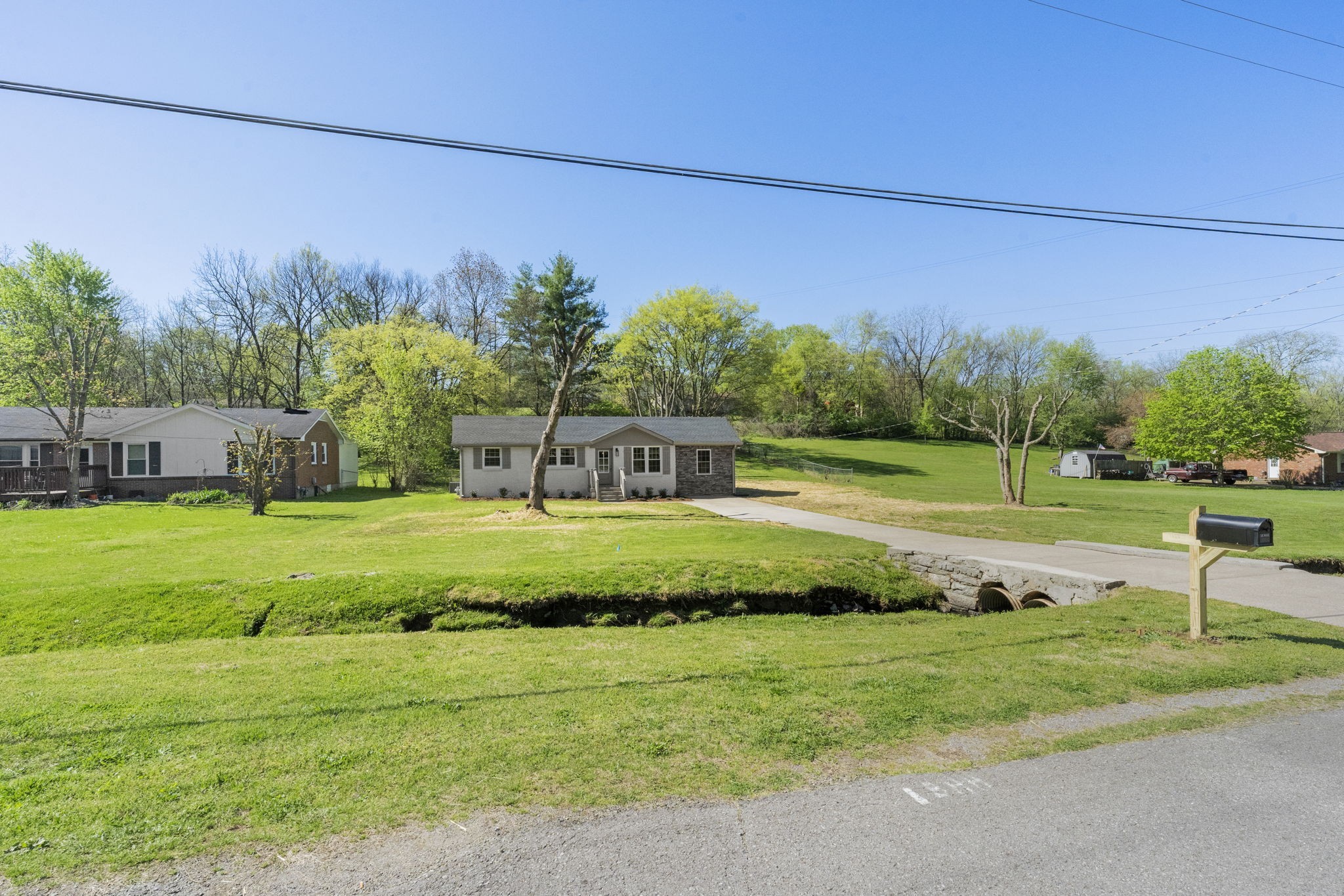 128 South Valley Road Hendersonville, TN 37075 - Photo 3 of 30 a view of a house with a yard