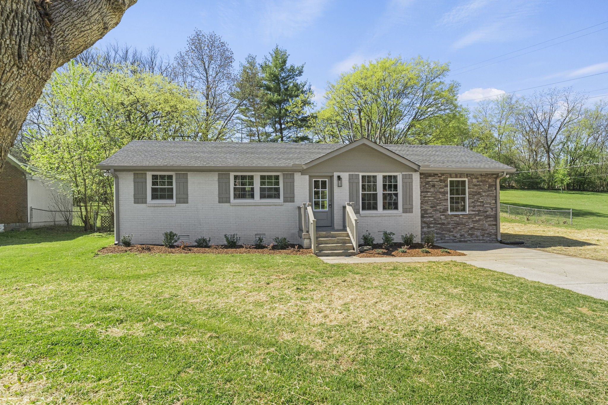 128 South Valley Road Hendersonville, TN 37075 - Photo 4 of 30 a front view of a house with a garden