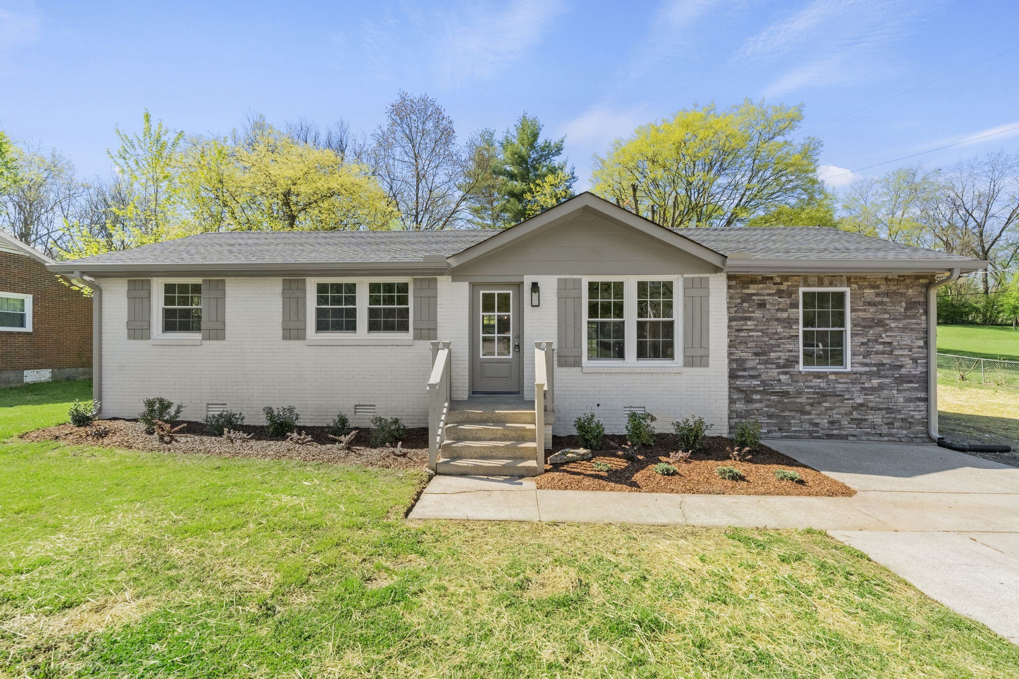 128 South Valley Road Hendersonville, TN 37075 - Photo 5 of 30 a front view of a house with a yard