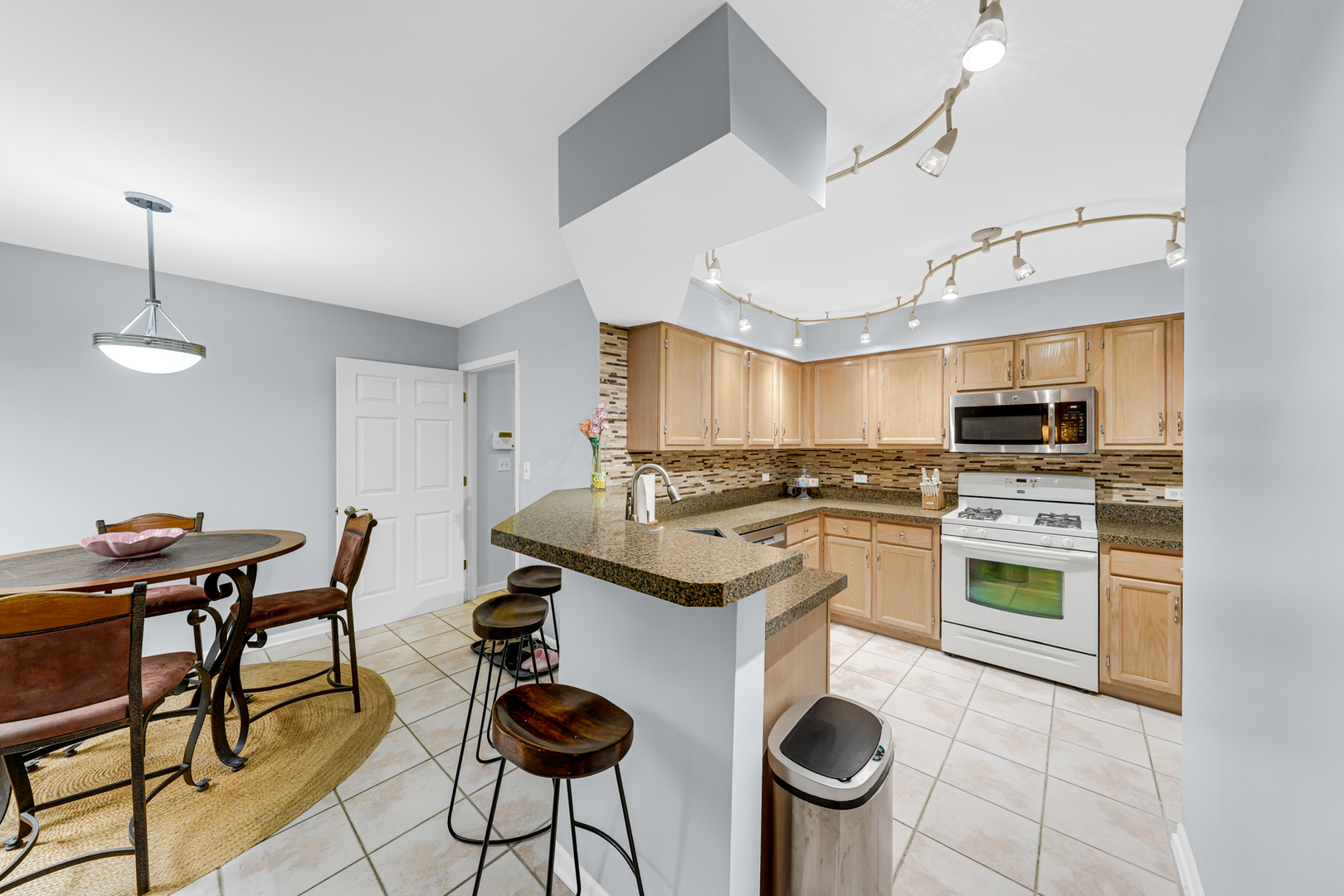 108 Hampton Boulevard Lake Bluff, IL 60044 - Photo 7 of 21