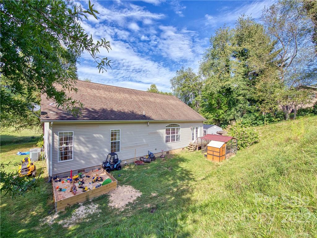 129 Will Hyatt Road Waynesville, NC 28786 - Photo 9 of 41 Gallery Image 9