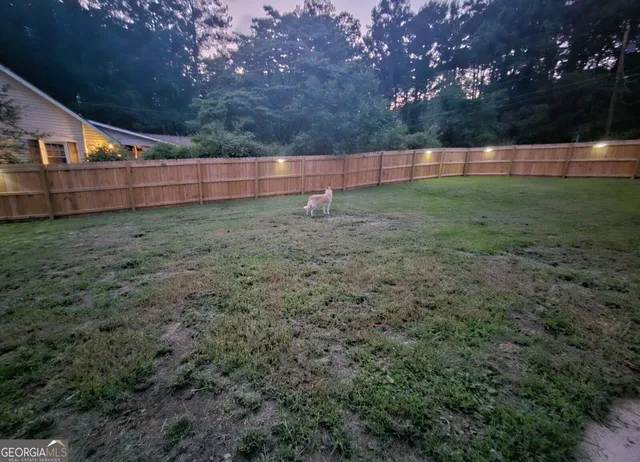 a view of a backyard