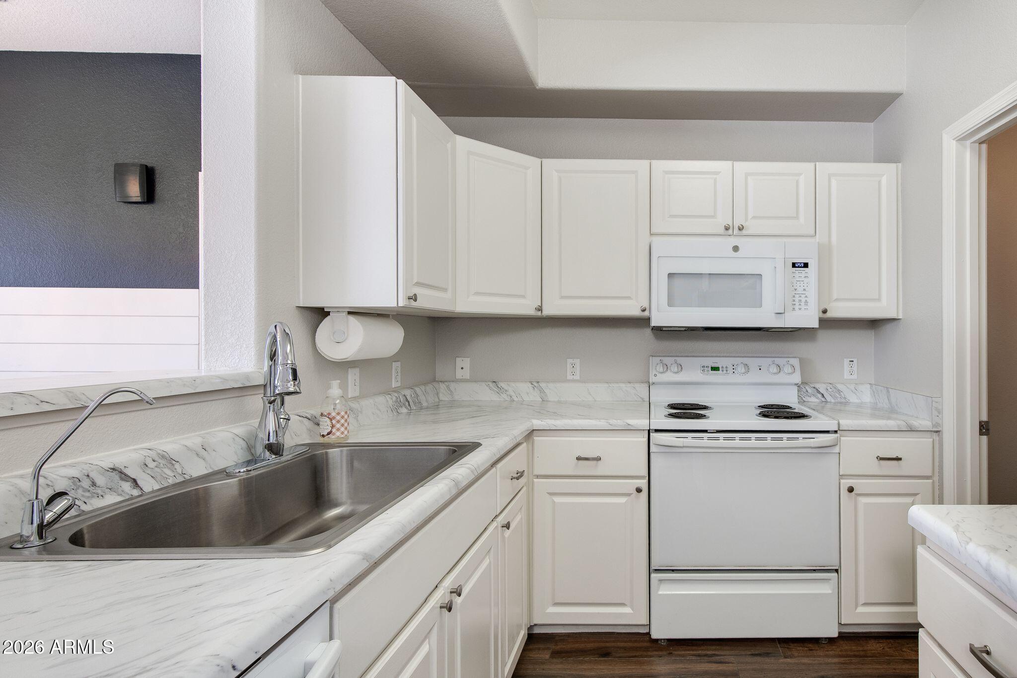 5303 North 7th Street, Unit 215 Phoenix, AZ 85014 - Photo 11 of 30 Kitchen